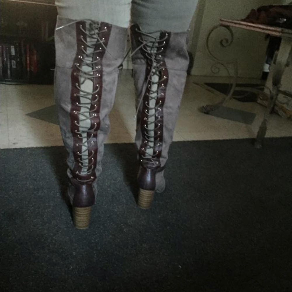 Over the knee, sexy, just beautiful boots..